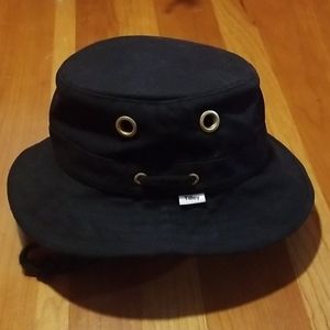 Iconic Tilly T1 Bucket Hat in Black